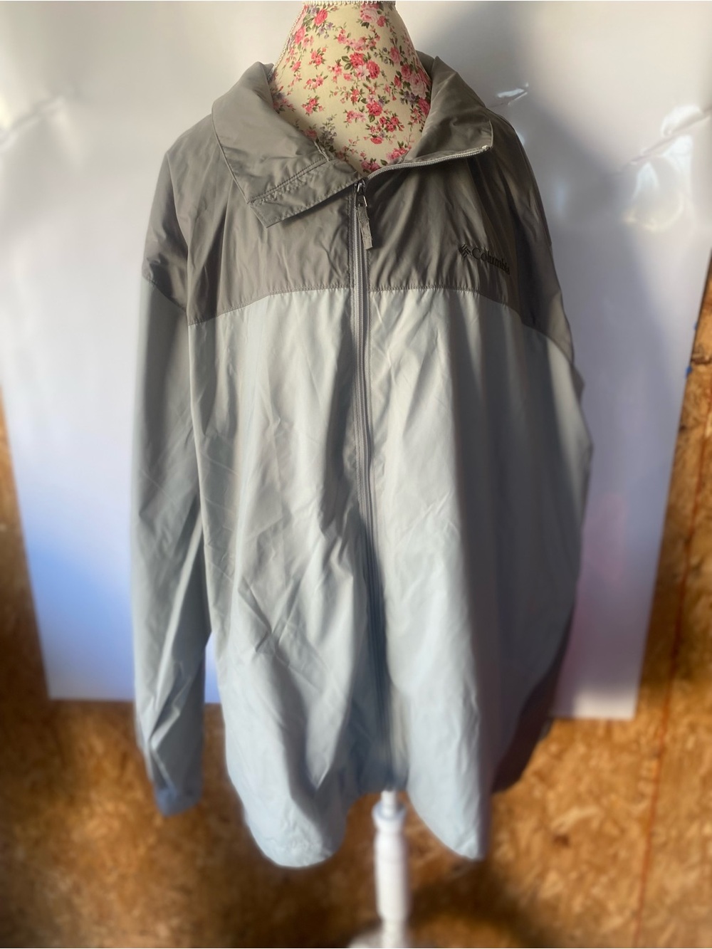 Columbia Men's Two-Tone Light and Dark Gray Windbreaker Jacket
